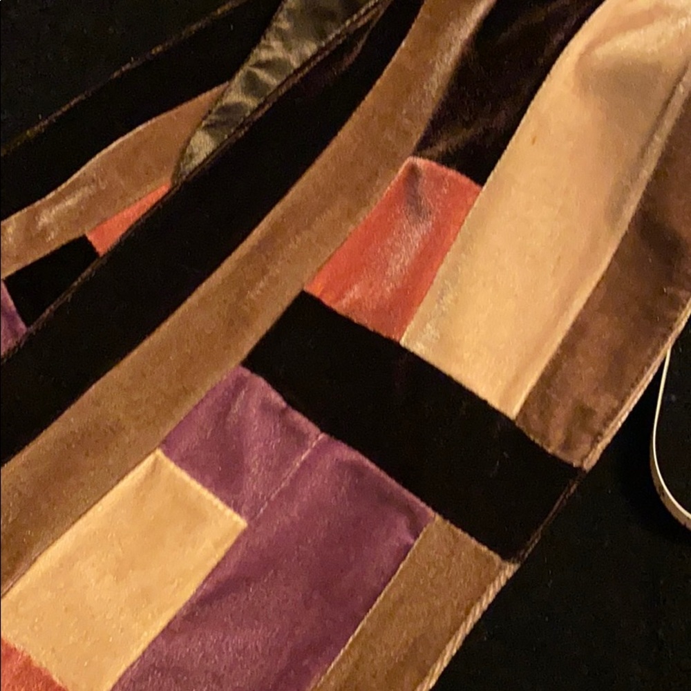 Velvety patch scarf